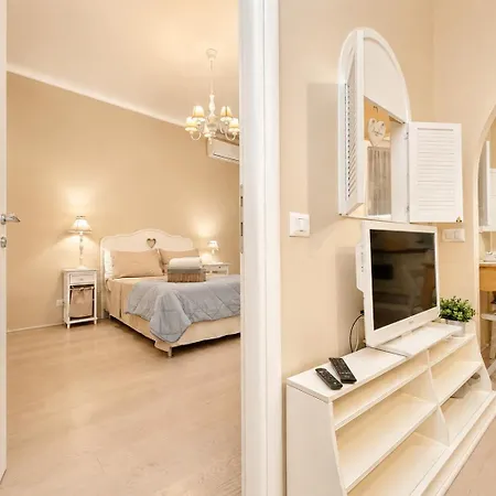 4bnb - White - Private Garden