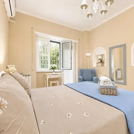 4bnb - White - Private Garden Apartment