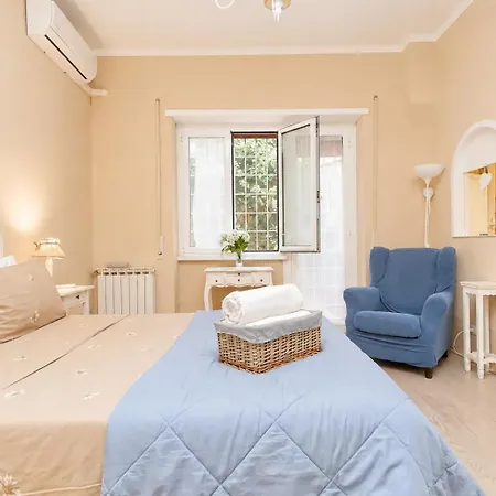 4bnb - White - Private Garden *