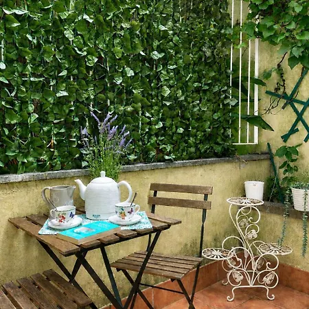 4bnb - White - Private Garden